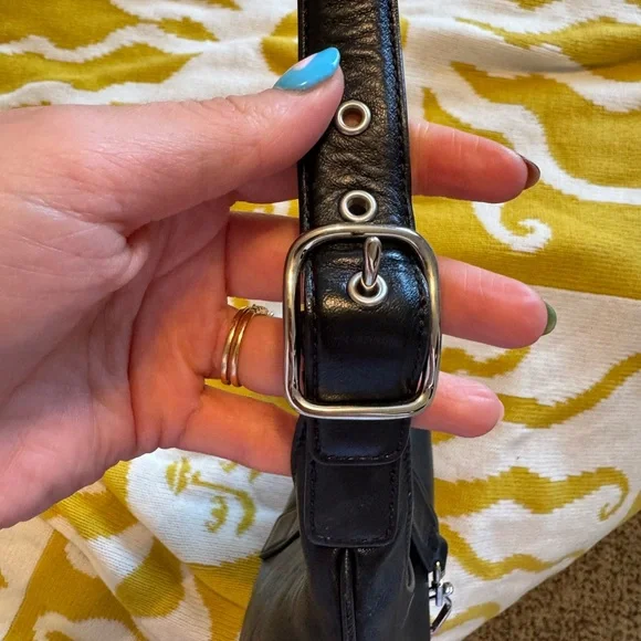 Elegant Black Leather Shoulder Bag - Picture 5 of 9